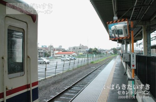 茨城交通湊線 勝田駅 駅ホームから進行方向を望む（2006年撮影）