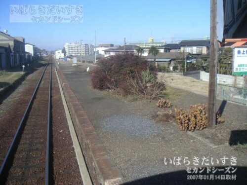 金上駅 島式駅ホーム 北方勝田方面を望む（2007年）