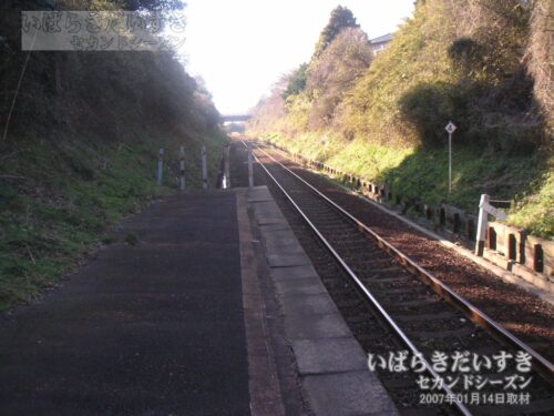 殿山駅 駅ホームから南西方向那珂湊方面を望む（2007年）