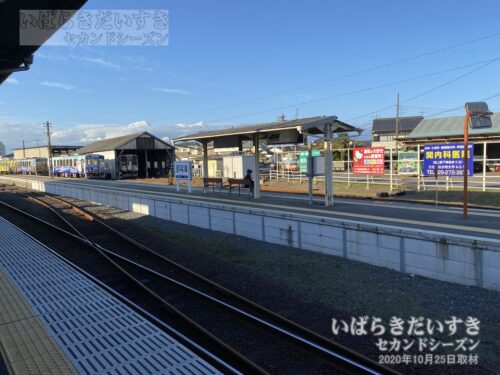 那珂湊駅 駅舎側片面ホームから北方勝田方面を望む（2020年撮影）