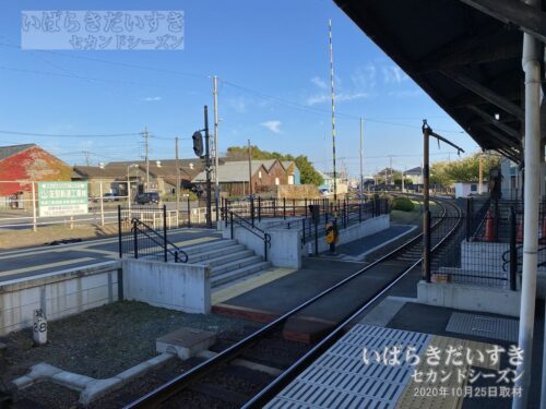 那珂湊駅 駅舎側片面ホームから南方阿字ヶ浦方面、構内踏切を望む（2020年撮影）