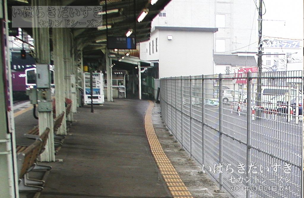 土浦駅 旧1－2番線間のホーム上の駅そば屋 《拡大写真》（2001年撮影）