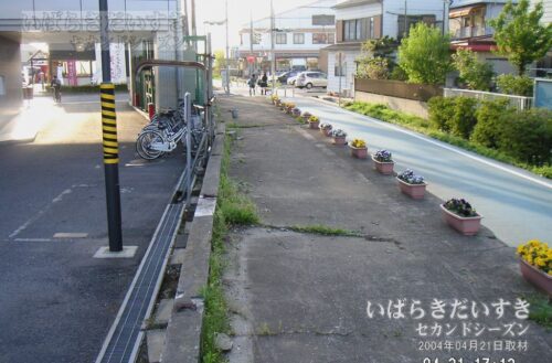 新土浦駅 駅ホームから筑波方面を望む（2004年撮影）