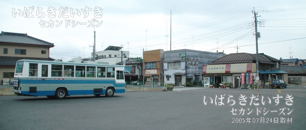 筑波鉄道筑波線 真壁駅の駅舎、並びに駅前広場を線路側から望む（2005年撮影）