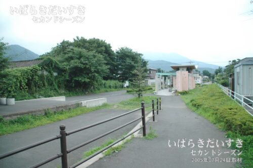 真壁駅跡 駅ホームから筑波方面を望む（2005年撮影）