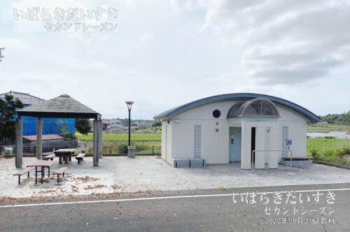 雨引駅 休憩施設と公衆トイレ（2020年撮影）