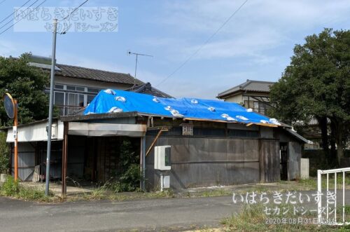 東飯田駅 駅前の廃業した商店（2020年）