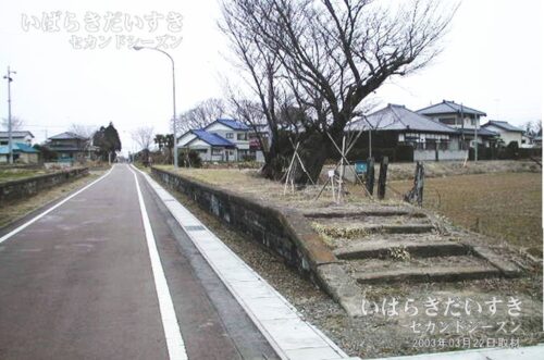 椎尾駅 下り 駅ホーム跡（2003年撮影）