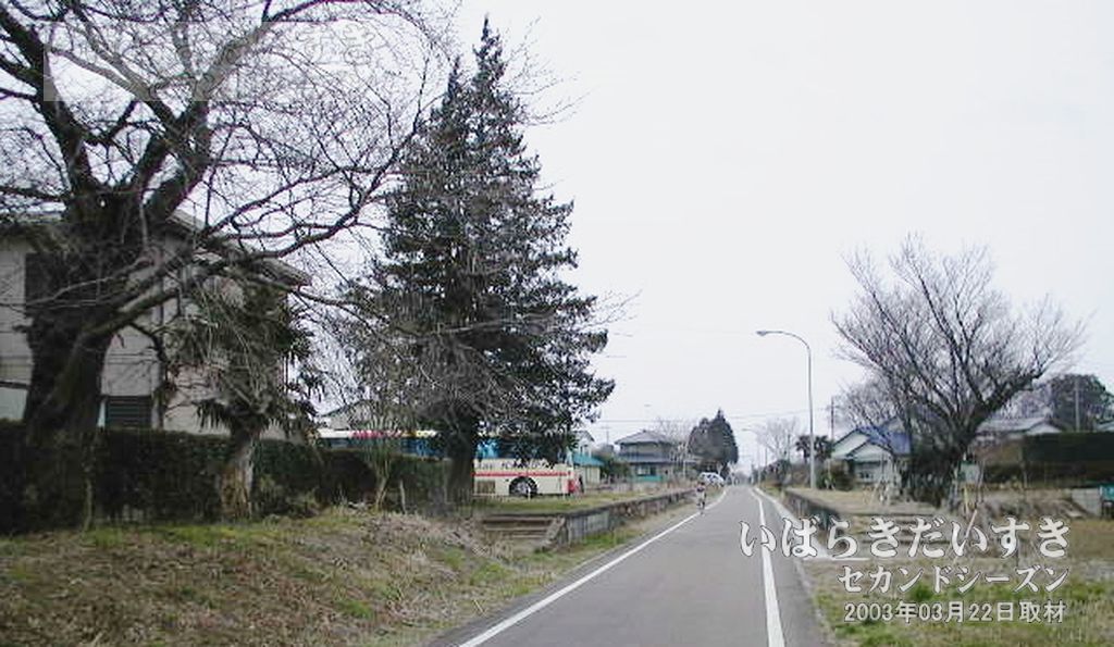 紫尾駅 遠景 〔岩瀬方面から筑波・土浦方面〕（2003年撮影）