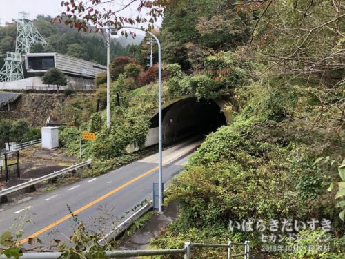 日鉱記念館脇（バス停「日鉱記念館前」）に、神峰山登山道入り口があります。