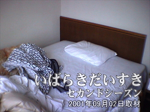 【ベッド（使用後）】<br>浴衣が用意されています。※撮影を忘れて翌朝撮影