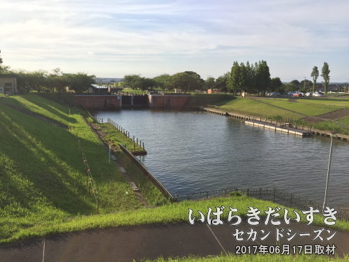 横利根閘門(茨城県稲敷市/千葉県香取市)<br>霞ケ浦を海と隔てる水門。この水門により、土浦市街地の水害は減りましたが、霞ケ浦は淡水湖になり水質は悪化、漁業に悪影響が出ました。