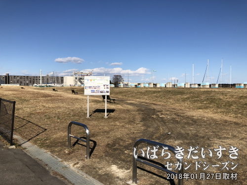 マンション建設途中で投げ出された土浦港<br>マンション建設で更地になった土浦港。デベロッパーが逃げてしまい、無残な姿に。。