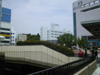 【水戸駅北口を出て右手側】<br>水戸駅を出て右手方面を眺めます。
