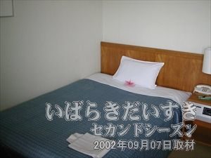 【シングルベッド】大きくてきれい。枕のところには鶴の折り紙。「世界のお客さんに日本の鶴の折り紙をプレゼントする」、というワールドな視野ですな。漫画「HOTEL」でも同様のくだりがありました。
