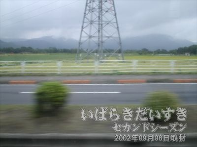 【遠くに筑波連邦】<br>つくばセンターから筑波山に向かうバスにおいて、進行方向右手に筑波山が見えるViewPointがあります。