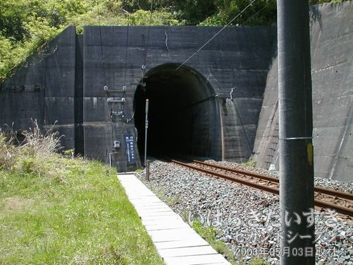 現行で使用されている、常磐線 向山トンネル。もちろん、常磐線の車両が行き来するので、近寄ってはなりません。。