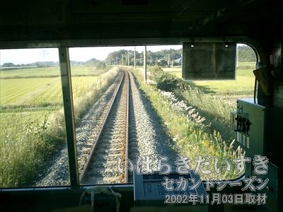 【成田線 後部窓から】<br>都心からそれほど離れていない路線なのに、単線が続きます。