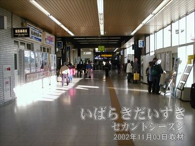 【成田駅 駅構内】<br>成田空港が近いだけあって、都心の駅に見劣りのない雰囲気です。