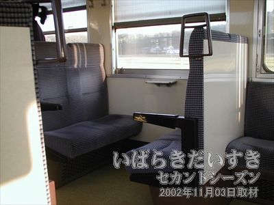 【ボックス席】<br>電車内は空いていましたが、ボックス席には座りませんでした。テーブルが見えますね。