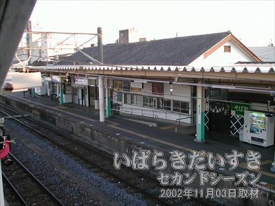 【佐原駅駅舎】<br>瓦の屋根。昔の日本建築の雰囲気のある駅舎です。