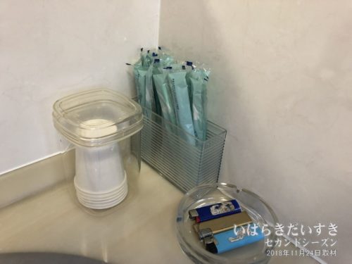 洗面台に、使い捨て歯ブラシが常備されています。