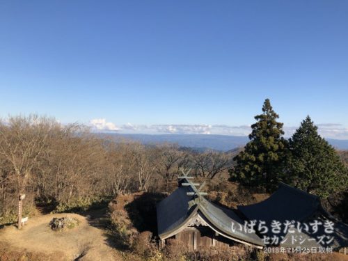 展望台から八溝峰神社や阿武隈山地を望む。