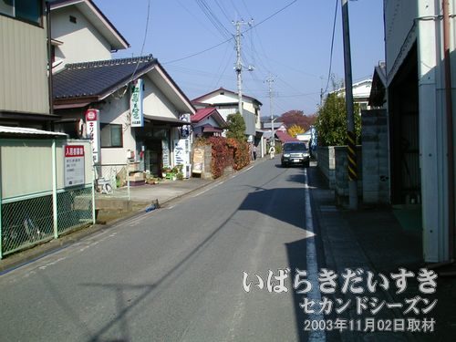 袋田駅から伸びる道を歩く<br>広くはない通りですが、お店がぽつぽつとあります。左は小玉酒店。