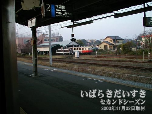 途中 石岡駅<br>石岡駅ホームでは、古めかしい電車が停車しています。鹿島s鉄道鉾田線というらしいです。