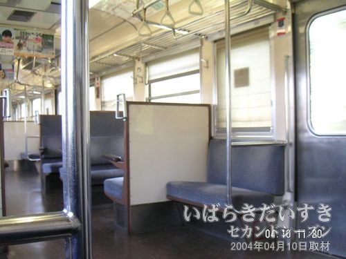 電車内<br>ボックスシートに空きがあります。しかし、こちらは折りたたみ自転車があるので、ふたり席にします。