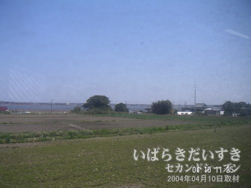 遠くに利根川が見える<br>成田駅から銚子駅に向かう沿線の左手には、利根川が遠目に見えます。