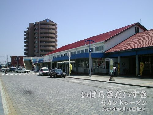 銚子駅 駅舎<br>切妻屋根の、おおきくどっしりとした駅舎。