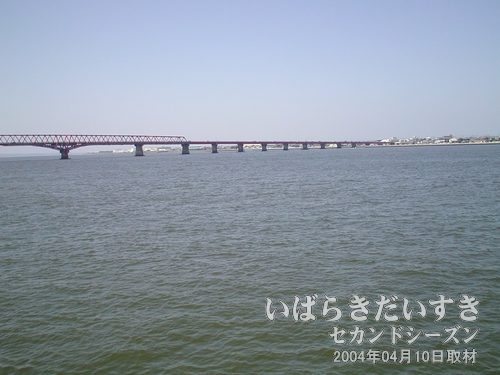利根川<br>川幅がたいへん広い。一見、海と見間違えます。銚子大橋が見えます。
