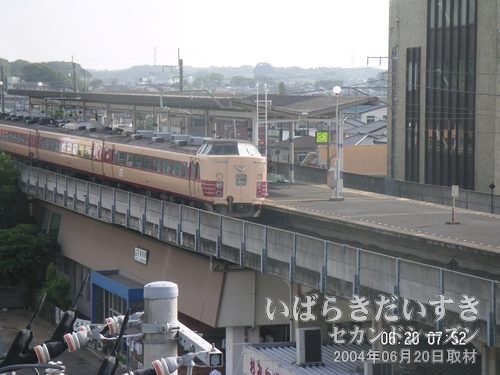 部屋からは潮来駅ホームが見える<br>潮来駅ホームに国鉄色の特急列車が停車中。