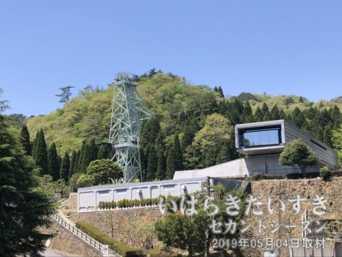 日立鉱山 一号鉱山（緑色の塔）<br>日立鉱山の跡地を利用してつくられた日鉱記念館には、日立鉱山の塔が一部残ります。