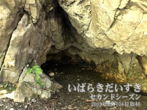諏訪の水穴 「神仙洞」とも呼ばれます。