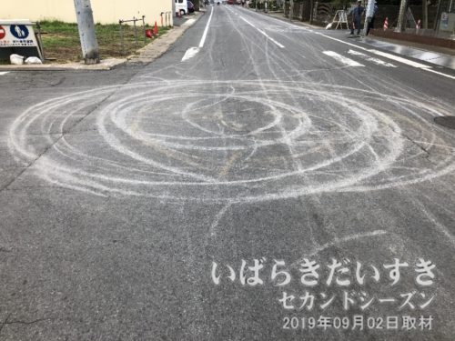 山車ののの字廻しの跡が道路に残る。