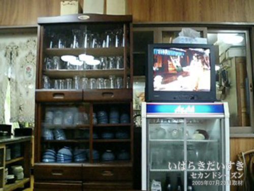 食器棚とテレビ：飯野屋旅館