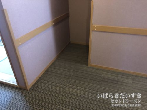 廊下は交換できるタイルカーペットを使用：朝日屋旅館