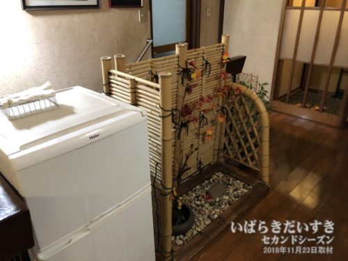 廊下に冷蔵庫：銚子屋旅館