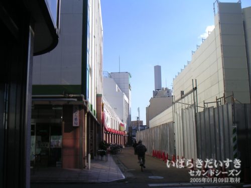 防護壁で囲まれている、西友土浦店（右）。