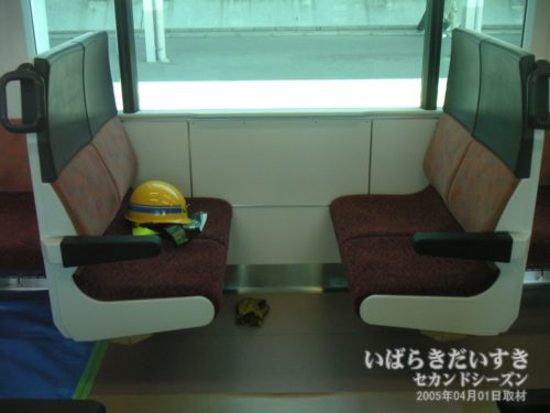 E531系（試運転）：座席にはヘルメットが置かれている。