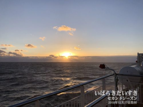 フェリーの旅では、太平洋の日の出を見ることができます。