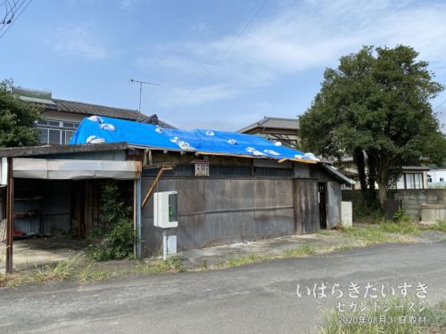 東飯田駅前の廃業した商店。