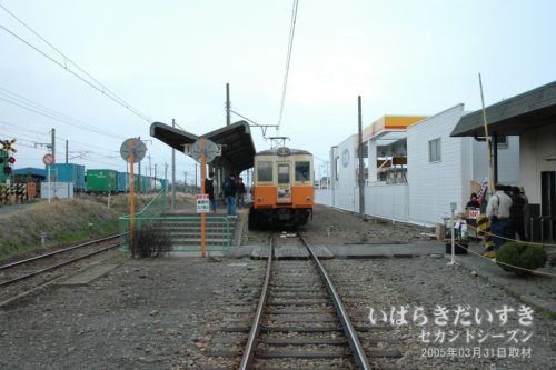 鮎川駅 2番線に待機する車両。