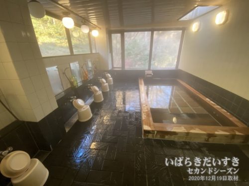 大浴場 檜風呂 / 滝美館