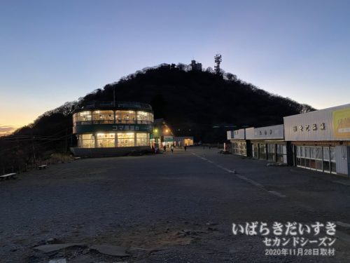 強風のため人が少ない、筑波山山頂駅全景。