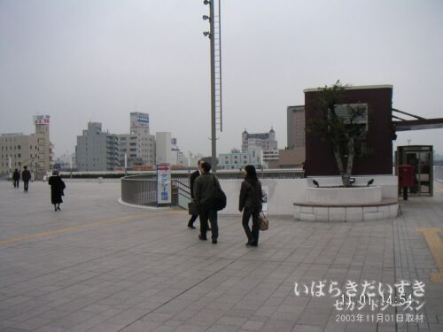 2003年のJR水戸駅南口を望む。