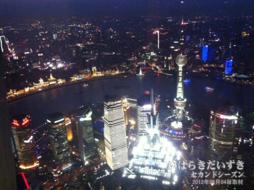 上海のシンボル「東方明珠塔」を見下ろす夜景。