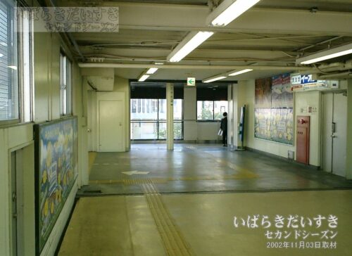 我孫子 駅構内通路 南口を望む（2002年撮影）